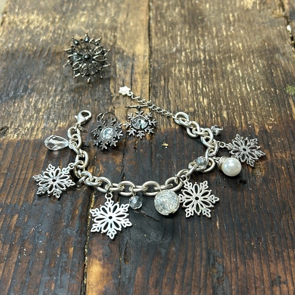 Vintage Avon Christmas Winter Wonderland Snowflake Silver Tone Charm Bracelet - Picture 1 of 4